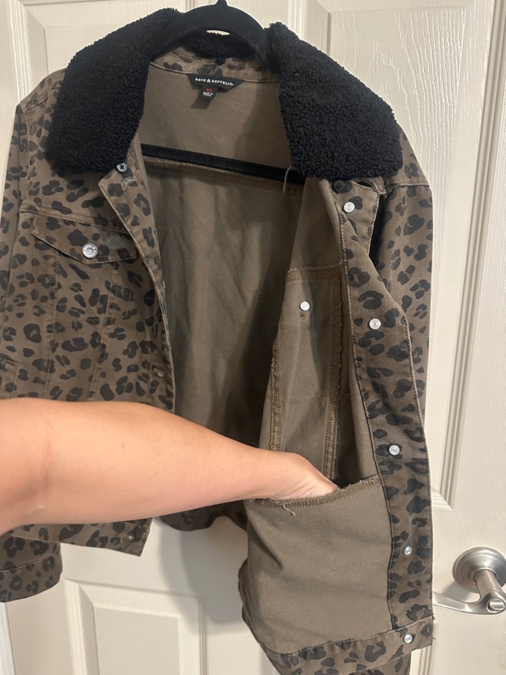 Rock & Republic Brown Leopard-Print Jean Jacket w Black Sherpa Collar, Sz XL - Picture 11 of 15